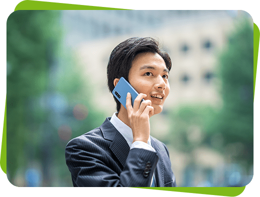 スマートフォンで電話をするスーツ姿の男性