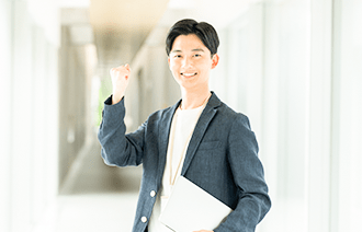 廊下でガッツポーズをする男性
